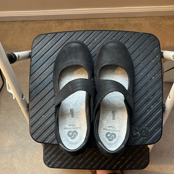 Clark’s cloudsteppers velcro Mary Jane’s - Picture 2 of 6